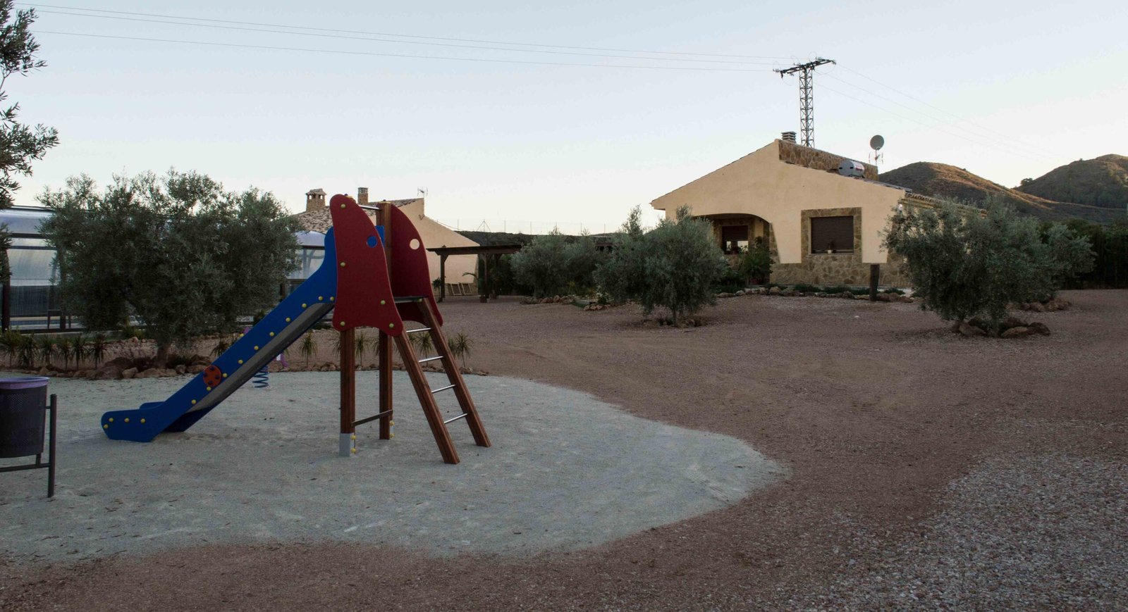 Piscina exterior cubierta climatizada — disponible todo el año